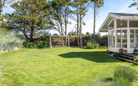 Gunnulf - 750M from the Sea: Herbe, Jardin, Arbuste, Pelouse, Lot Terre, Domicile, Couverture De Sol, Chalet, Ombre