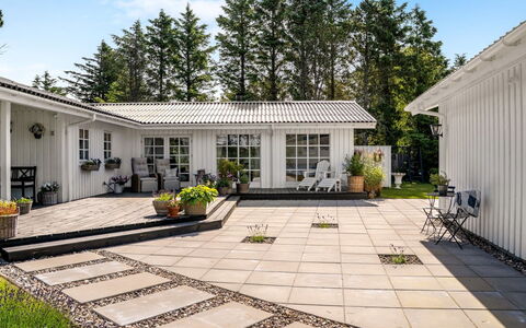 Gunnulf - 750M from the Sea: Maison, Domicile, Toit, Porte, Arbuste, Chalet, Jardin, Pot De Fleur, Cour, Biens