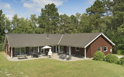 Hughe - 300M from the Sea: Maison, Chalet, Toit, Batiments Jardin, Ombre, Cabanon, Arrière-Cour, Mobilier De Jardin, Cour, Pelouse