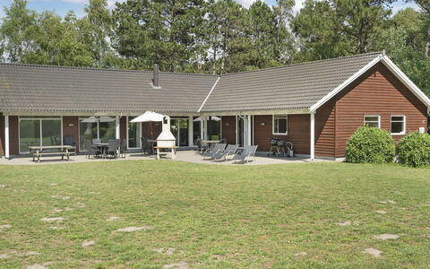 Hughe - 300M from the Sea: Maison, Chalet, Toit, Batiments Jardin, Ombre, Cabanon, Arrière-Cour, Mobilier De Jardin, Cour, Pelouse