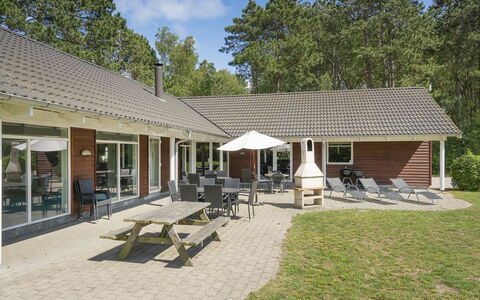 Hughe - 300M from the Sea: Maison, Chalet, Toit, Batiments Jardin, Ombre, Cabanon, Arrière-Cour, Mobilier De Jardin, Cour, Pelouse