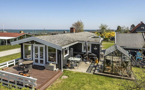 Ylvie - 150M from the Sea: Maison, Domicile, Toit, Chalet, Biens, Aménagement Paysager, Batiments Jardin, Siding, Ferme