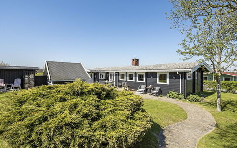 Ylvie - 150M from the Sea: Bleu, Arbuste, Chalet, Couverture De Sol, Jardin, Biens, Ombre, Aménagement Paysager, Ferme, Eco Hôtel
