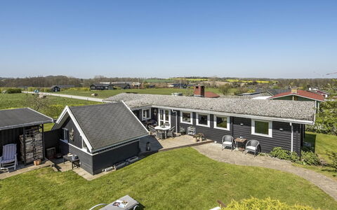 Ylvie - 150M from the Sea: Bleu, Arbuste, Chalet, Couverture De Sol, Jardin, Biens, Ombre, Aménagement Paysager, Ferme, Eco Hôtel