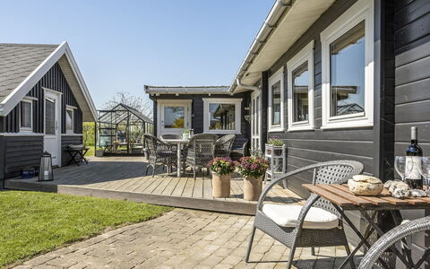 Ylvie - 150M from the Sea: Bleu, Arbuste, Chalet, Couverture De Sol, Jardin, Biens, Ombre, Aménagement Paysager, Ferme, Eco Hôtel