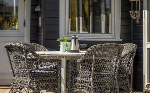 Ylvie - 150M from the Sea: Bleu, Arbuste, Chalet, Couverture De Sol, Jardin, Biens, Ombre, Aménagement Paysager, Ferme, Eco Hôtel