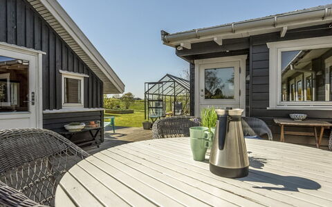 Ylvie - 150M from the Sea: Bleu, Arbuste, Chalet, Couverture De Sol, Jardin, Biens, Ombre, Aménagement Paysager, Ferme, Eco Hôtel