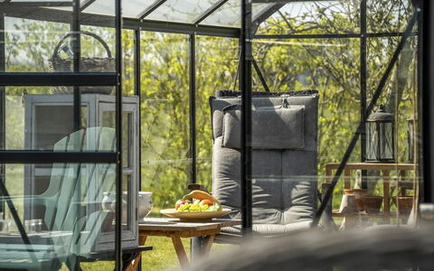Ylvie - 150M from the Sea: Bleu, Arbuste, Chalet, Couverture De Sol, Jardin, Biens, Ombre, Aménagement Paysager, Ferme, Eco Hôtel