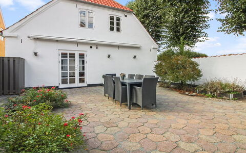 Reeta - 32Km from the Sea: Toit, Maison, Lot Terre, Domicile, Chalet, Biens, Batiments Jardin, Ombre, Cabane En Rondins, Aménagement Paysager
