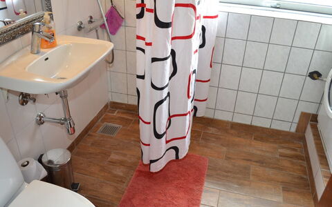 Claudia: Salle De Bains, Lavabo, Luminaire Plomberie, Sol, Évier, Sol, Toilette, Siège De Toilette, Design Intérieur, Robinet