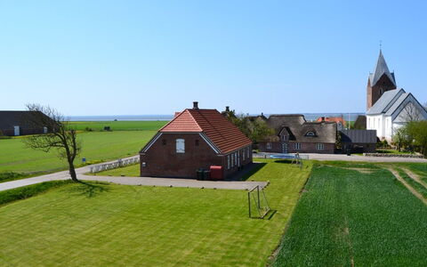 Adine - 13Km from the Sea: Bleu, Arbuste, Chalet, Couverture De Sol, Jardin, Biens, Ombre, Aménagement Paysager, Ferme, Eco Hôtel