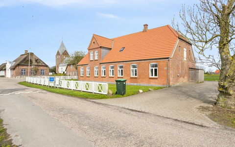 Adine - 13Km from the Sea: Bleu, Arbuste, Chalet, Couverture De Sol, Jardin, Biens, Ombre, Aménagement Paysager, Ferme, Eco Hôtel