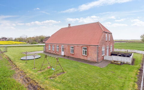 Adine - 13Km from the Sea: Bleu, Arbuste, Chalet, Couverture De Sol, Jardin, Biens, Ombre, Aménagement Paysager, Ferme, Eco Hôtel