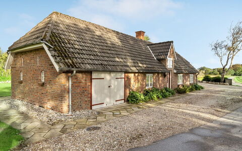 Hedda - 15Km from the Sea: Bleu, Arbuste, Chalet, Couverture De Sol, Jardin, Biens, Ombre, Aménagement Paysager, Ferme, Eco Hôtel