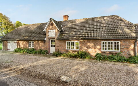 Hedda - 15Km from the Sea: Bleu, Arbuste, Chalet, Couverture De Sol, Jardin, Biens, Ombre, Aménagement Paysager, Ferme, Eco Hôtel