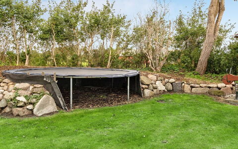 Hedda - 15Km from the Sea: Bleu, Arbuste, Chalet, Couverture De Sol, Jardin, Biens, Ombre, Aménagement Paysager, Ferme, Eco Hôtel