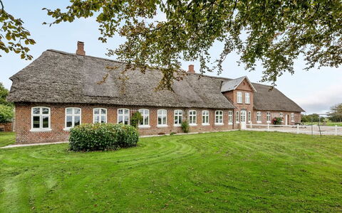 Tilla - 600M from the Sea: Bleu, Arbuste, Chalet, Couverture De Sol, Jardin, Biens, Ombre, Aménagement Paysager, Ferme, Eco Hôtel