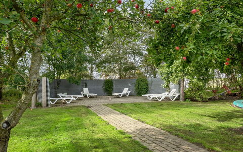 Tilla - 600M from the Sea: Bleu, Arbuste, Chalet, Couverture De Sol, Jardin, Biens, Ombre, Aménagement Paysager, Ferme, Eco Hôtel
