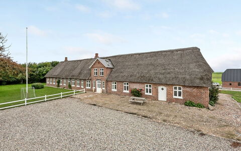 Tilla - 600M from the Sea: Bleu, Arbuste, Chalet, Couverture De Sol, Jardin, Biens, Ombre, Aménagement Paysager, Ferme, Eco Hôtel