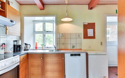 Tilla - 600M from the Sea: Sol, Cuisine, Bois, Design Intérieur, Comptoir, Sol, Plafond, Appareil De Cuisine, Principaux Appliance, Cabinetry