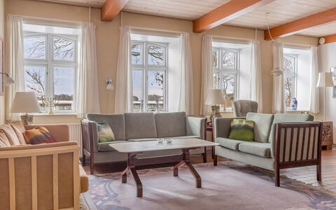 Tilla - 600M from the Sea: Meubles, Design Intérieur, Sol, Sol, Bois, Pièce, Canapé, Salon, Cadre, Table