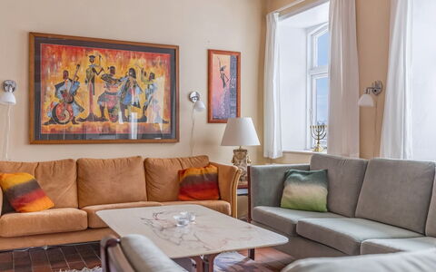 Tilla - 600M from the Sea: Meubles, Design Intérieur, Canapé, Sol, Mur, Sol, Salon, Bois, Pièce, Cadre