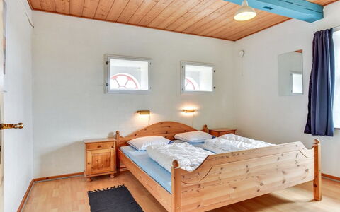 Tilla - 600M from the Sea: Chambre, Design Intérieur, Lit, Bois, Plafond, Meubles, Sol, Sol, Drap De Lit, Literie