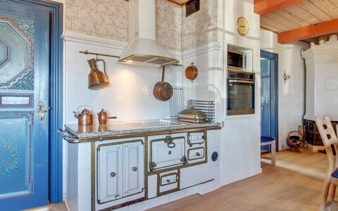 Tilla - 600M from the Sea: Cuisine, Design Intérieur, Bois, Sol, Plafond, Cabinetry, Éclairage, Comptoir, Meubles, Cuisinière