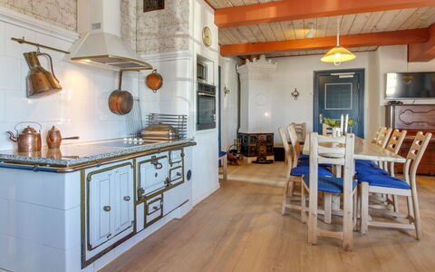 Tilla - 600M from the Sea: Sol, Design Intérieur, Bois, Plafond, Cuisine, Sol, Meubles, Parquet, Cabinetry, Luminaire