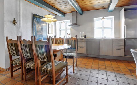 Tilla - 600M from the Sea: Meubles, Sol, Design Intérieur, Sol, Bois, Plafond, Cuisine, Chaise, Parquet, Comptoir