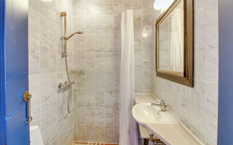 Tilla - 600M from the Sea: Sol, Mur, Sol, Design Intérieur, Luminaire Plomberie, Salle De Bains, Plafond, Éclairage, Lavabo, Plomberie