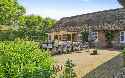 Tilla - 600M from the Sea: Bleu, Arbuste, Chalet, Couverture De Sol, Jardin, Biens, Ombre, Aménagement Paysager, Ferme, Eco Hôtel