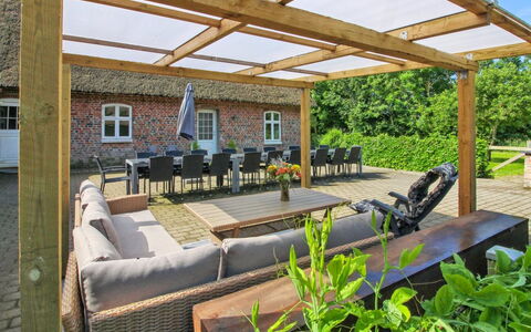 Tilla - 600M from the Sea: Bleu, Arbuste, Chalet, Couverture De Sol, Jardin, Biens, Ombre, Aménagement Paysager, Ferme, Eco Hôtel