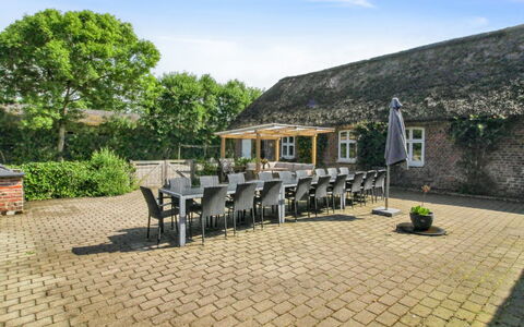 Tilla - 600M from the Sea: Bleu, Arbuste, Chalet, Couverture De Sol, Jardin, Biens, Ombre, Aménagement Paysager, Ferme, Eco Hôtel