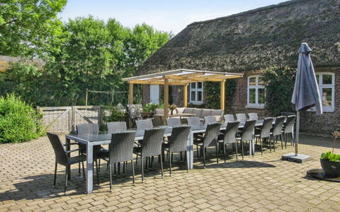 Tilla - 600M from the Sea: Bleu, Arbuste, Chalet, Couverture De Sol, Jardin, Biens, Ombre, Aménagement Paysager, Ferme, Eco Hôtel