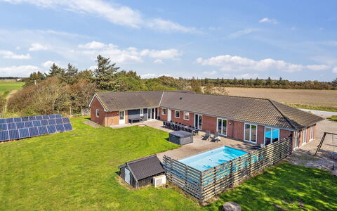 Stefania - 700M from the Sea: Maison, Domicile, Porte, Toit, Chalet, Biens, Jardin, Ombre, Siding, Cour