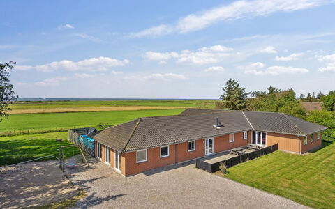Stefania - 700M from the Sea: Maison, Domicile, Porte, Toit, Chalet, Biens, Jardin, Ombre, Siding, Cour