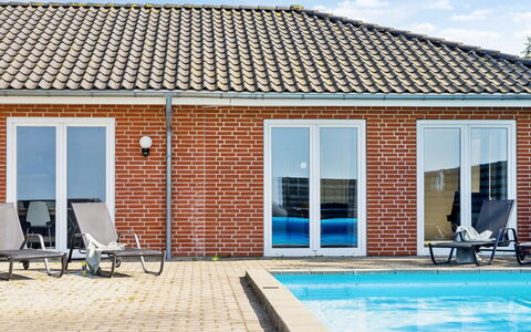 Stefania - 700M from the Sea: Maison, Domicile, Porte, Toit, Chalet, Biens, Jardin, Ombre, Siding, Cour