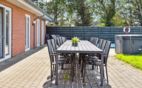 Stefania - 700M from the Sea: Maison, Domicile, Porte, Toit, Chalet, Biens, Jardin, Ombre, Siding, Cour