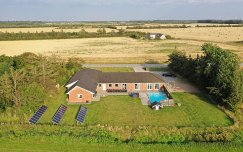Stefania - 700M from the Sea: Maison, Domicile, Porte, Toit, Chalet, Biens, Jardin, Ombre, Siding, Cour