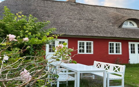 Kielo - 10Km from the Sea: Bleu, Arbuste, Chalet, Couverture De Sol, Jardin, Biens, Ombre, Aménagement Paysager, Ferme, Eco Hôtel