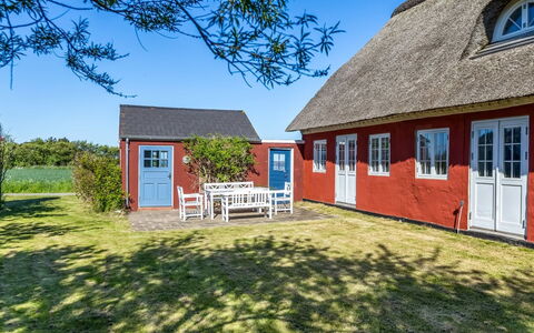 Kielo - 10Km from the Sea: Bleu, Arbuste, Chalet, Couverture De Sol, Jardin, Biens, Ombre, Aménagement Paysager, Ferme, Eco Hôtel