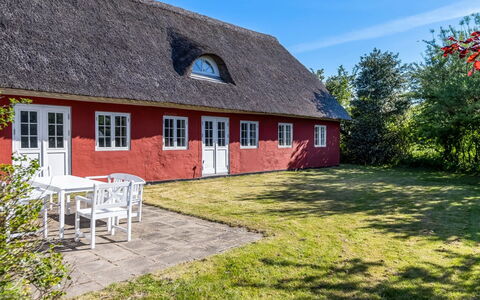 Kielo - 10Km from the Sea: Bleu, Arbuste, Chalet, Couverture De Sol, Jardin, Biens, Ombre, Aménagement Paysager, Ferme, Eco Hôtel