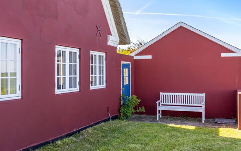 Kielo - 10Km from the Sea: Bleu, Arbuste, Chalet, Couverture De Sol, Jardin, Biens, Ombre, Aménagement Paysager, Ferme, Eco Hôtel