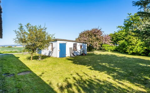 Kielo - 10Km from the Sea: Bleu, Arbuste, Chalet, Couverture De Sol, Jardin, Biens, Ombre, Aménagement Paysager, Ferme, Eco Hôtel