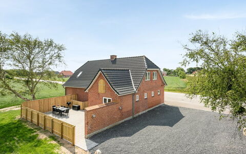 Iina - 13Km from the Sea: Bleu, Arbuste, Chalet, Couverture De Sol, Jardin, Biens, Ombre, Aménagement Paysager, Ferme, Eco Hôtel