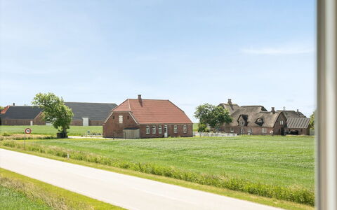 Iina - 13Km from the Sea: Bleu, Arbuste, Chalet, Couverture De Sol, Jardin, Biens, Ombre, Aménagement Paysager, Ferme, Eco Hôtel