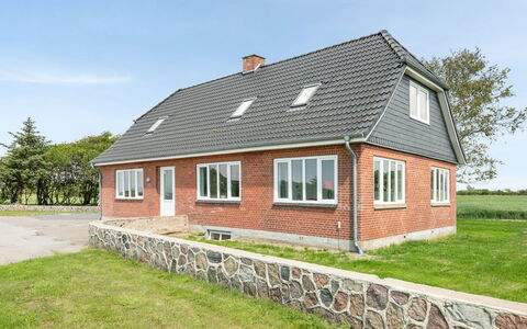 Iina - 13Km from the Sea: Bleu, Arbuste, Chalet, Couverture De Sol, Jardin, Biens, Ombre, Aménagement Paysager, Ferme, Eco Hôtel