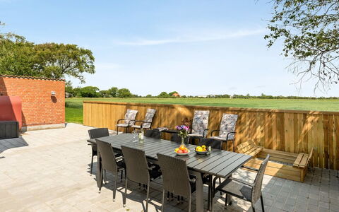 Iina - 13Km from the Sea: Bleu, Arbuste, Chalet, Couverture De Sol, Jardin, Biens, Ombre, Aménagement Paysager, Ferme, Eco Hôtel