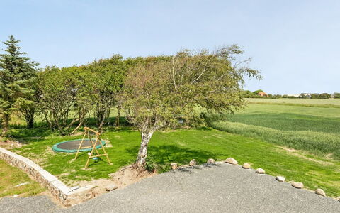 Iina - 13Km from the Sea: Herbe, Arbuste, Lot Terre, Jardin, Suppression Des Plantes Ligneuses, Pelouse, Aménagement Paysager, Ombre, Cour